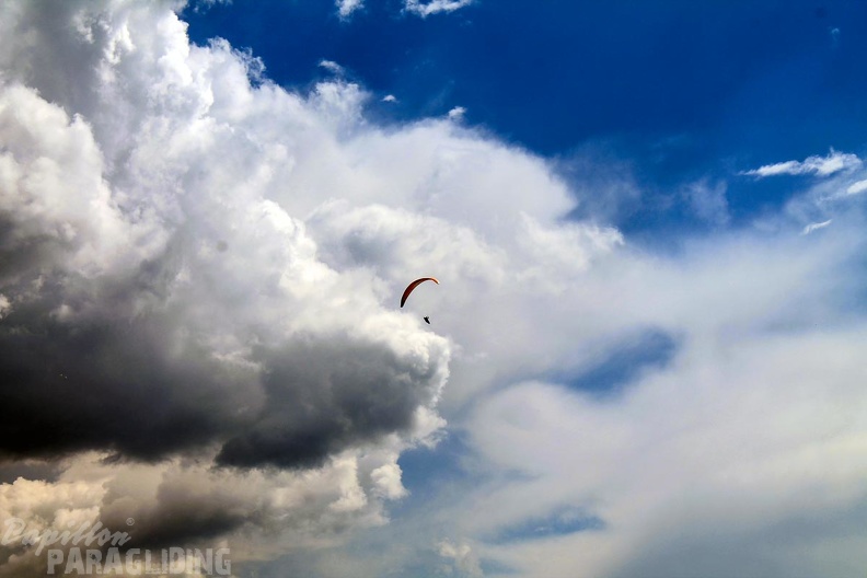 DH25.16-Luesen-Paragliding-1000