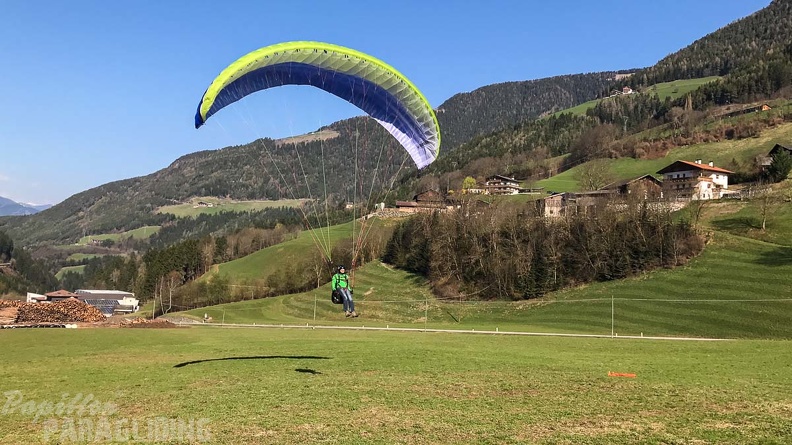 DH13.17 Luesen-Paragliding-470