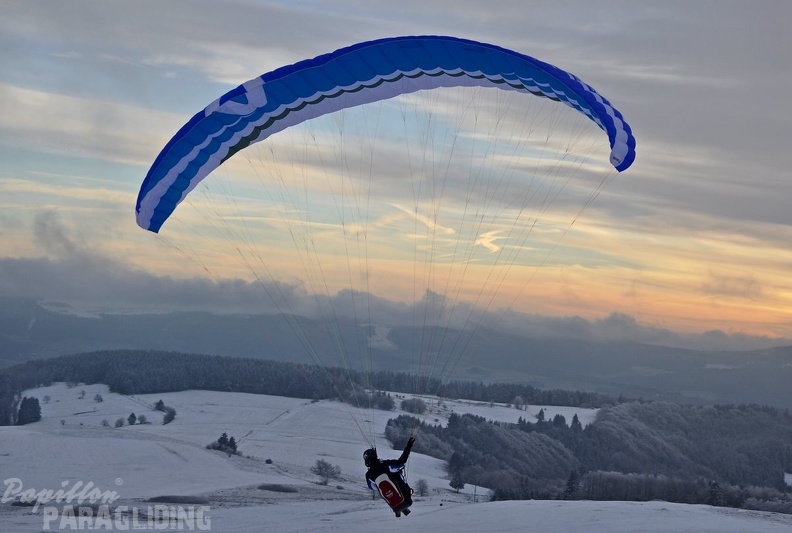 2015-01-18 RHOEN Wasserkuppe Paraglider-Schnee cFHoffmann 020 02