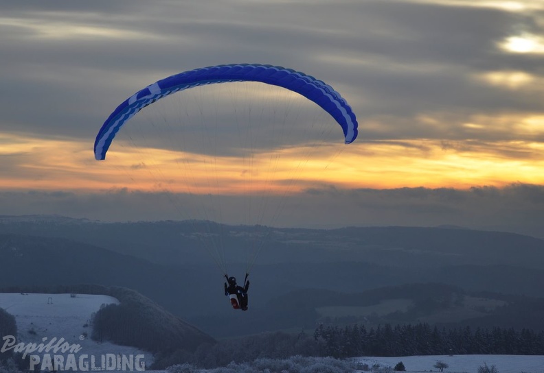 2015-01-18 RHOEN Wasserkuppe Paraglider-Schnee cFHoffmann 043 02