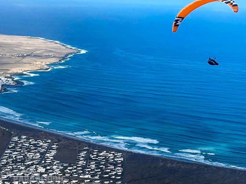fla8.23-lanzarote-paragliding-landscape-112