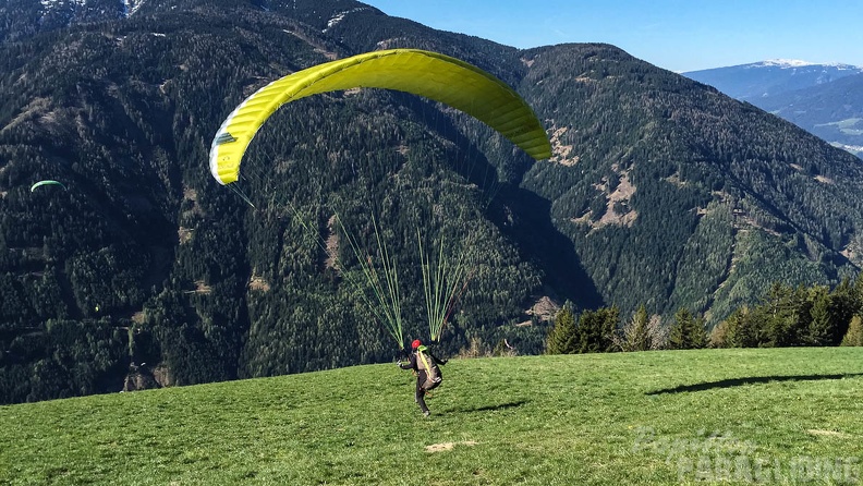 DH17 15 Luesen-Paragliding-630