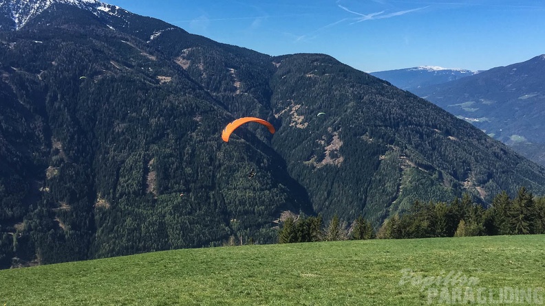 DH17 15 Luesen-Paragliding-747