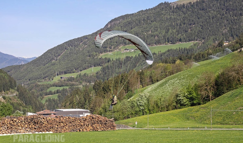 DH18 15 Luesen-Paragliding-300