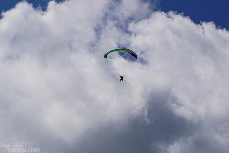 DH19.16-Luesen-Paragliding-320