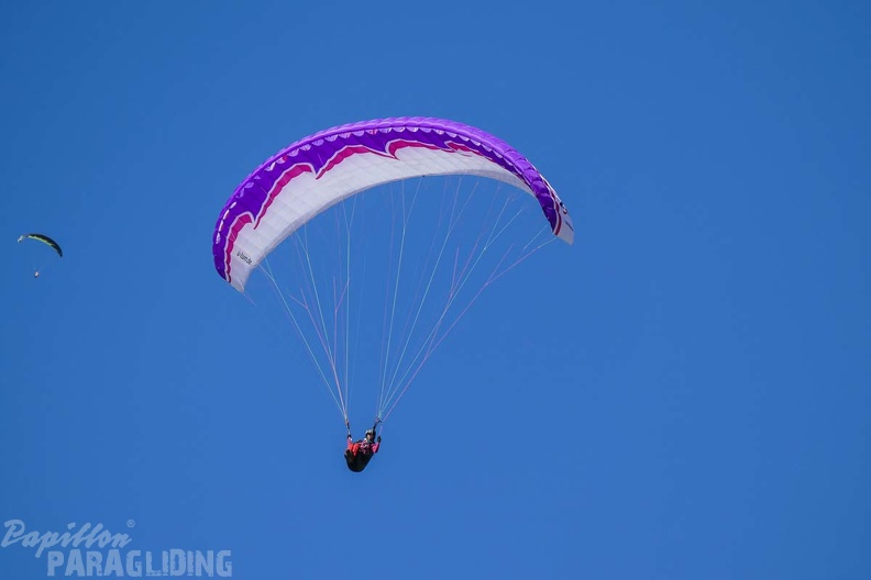 DH13.17 Luesen-Paragliding-420