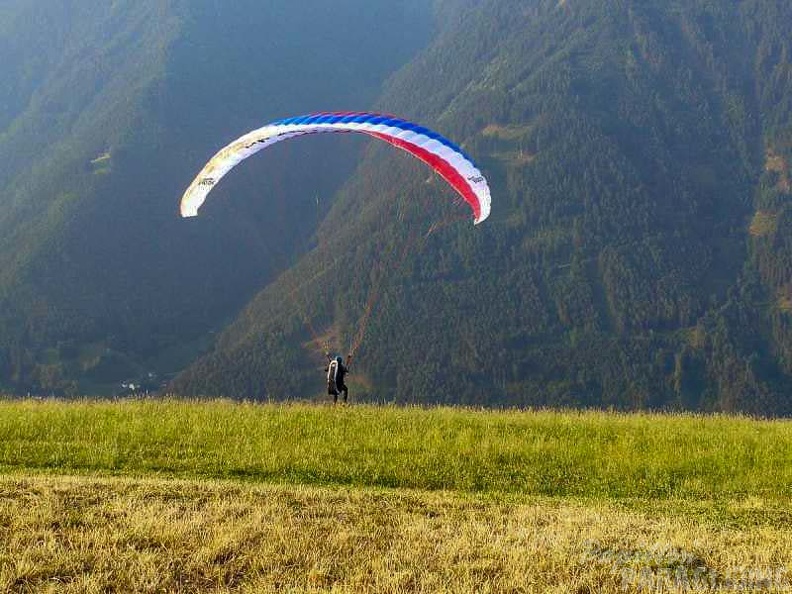 DH32.18 Paragliding-100