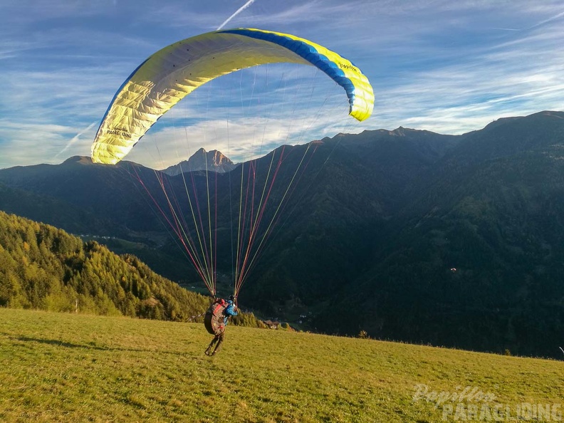 DH43.18 Luesen-Paragliding-290