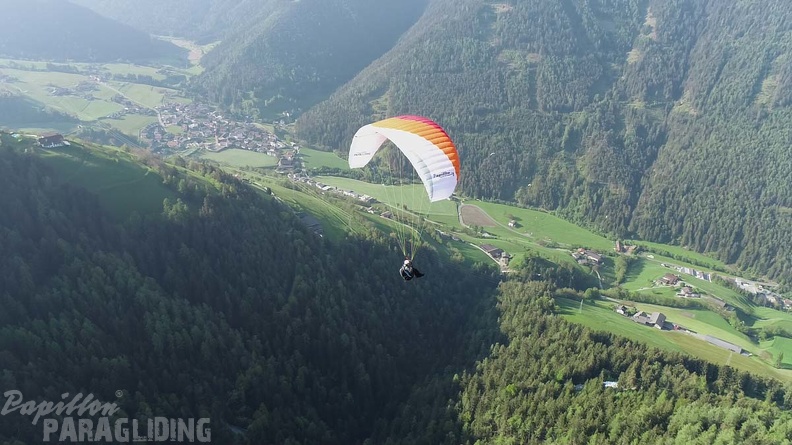 DH21.21-Luesen-Paragliding-335