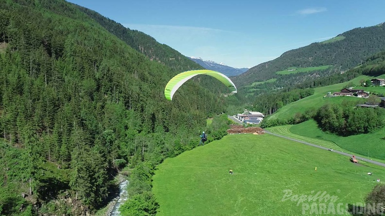 DH21.21-Luesen-Paragliding-513