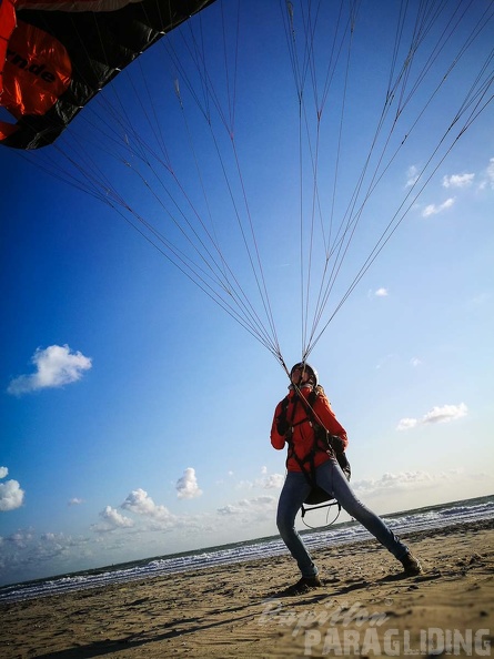 FZ37.17 Zoutelande-Paragliding-219