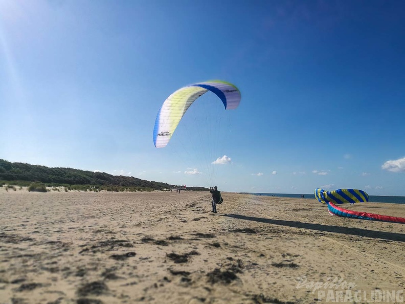 FZ37.18 Zoutelande-Paragliding-425