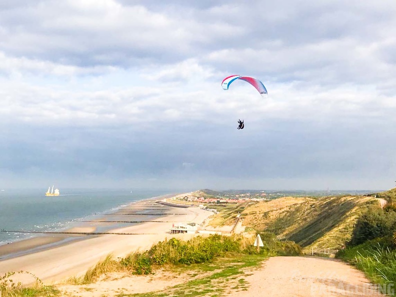 FZ37.18 Zoutelande-Paragliding-657