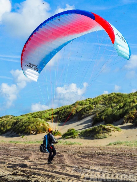 FZ37.18 Zoutelande-Paragliding-690