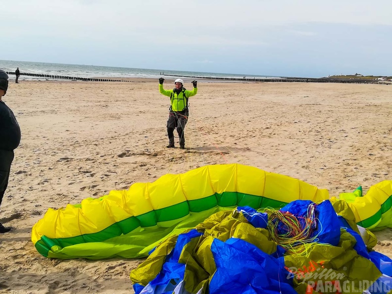 FZ37.19 Zoutelande-Paragliding-210