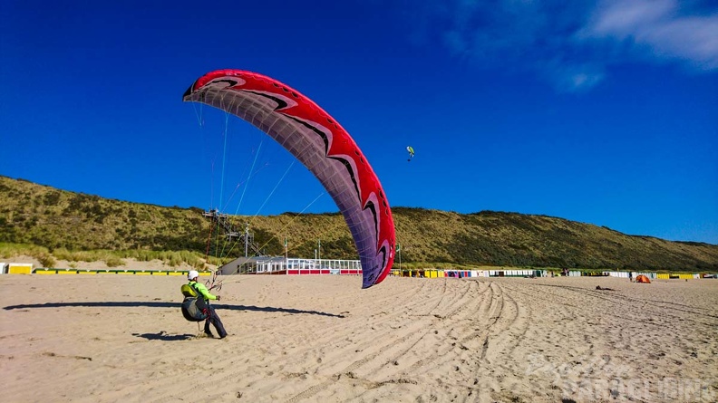 FZ37.19 Zoutelande-Paragliding-468