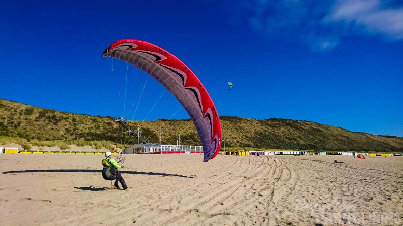 FZ37.19 Zoutelande-Paragliding-468