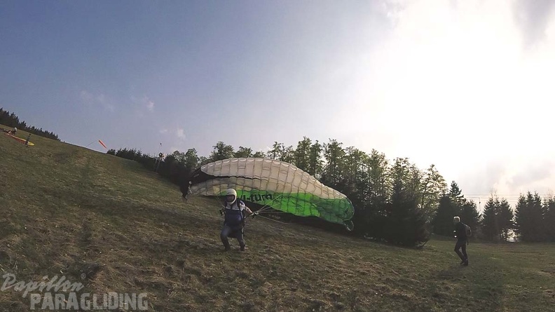 ES17.18 Paragliding-100