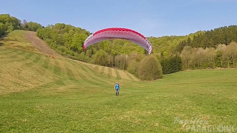 ES17.18 Paragliding-175