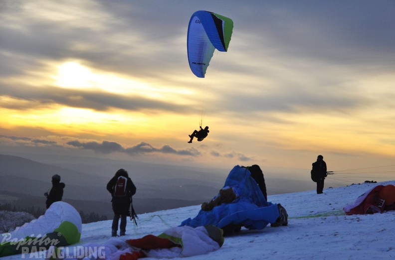 2015-01-18 RHOEN Wasserkuppe Paraglider-Schnee cFHoffmann 084 02