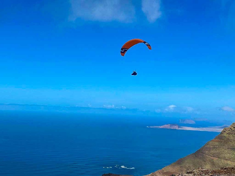 fla8.23-lanzarote-paragliding-landscape-111