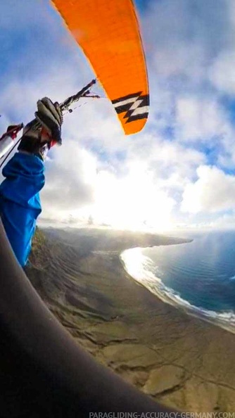 fla8.23-lanzarote-paragliding-portrait-103