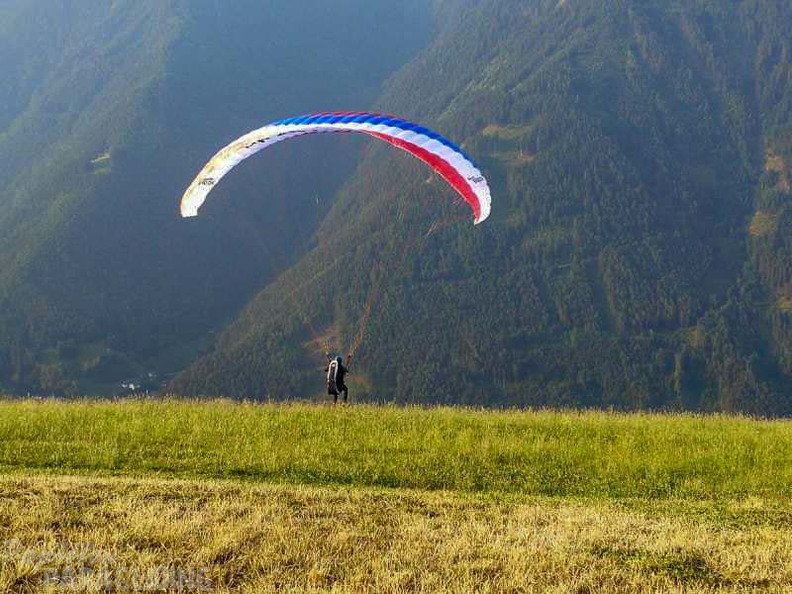 DH32.18 Paragliding-100