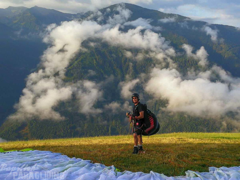 DH32.18 Paragliding-103