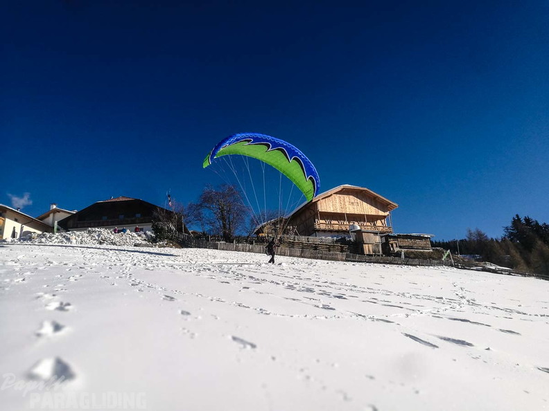 DH7.18 Paragliding-320