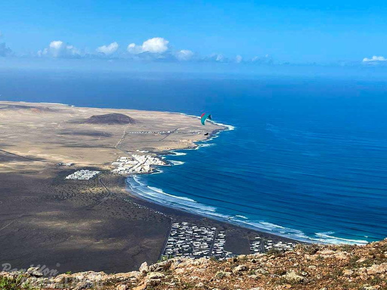 fla8.23-lanzarote-paragliding-landscape-106