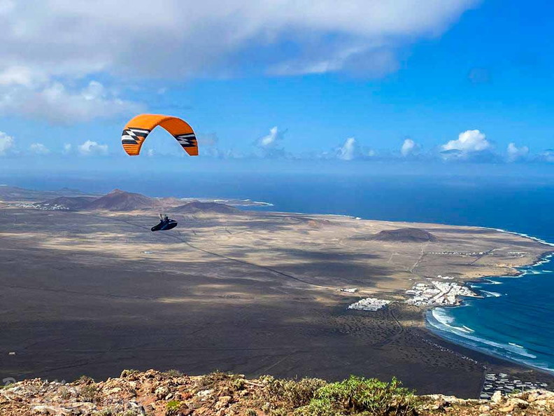 fla8.23-lanzarote-paragliding-landscape-107