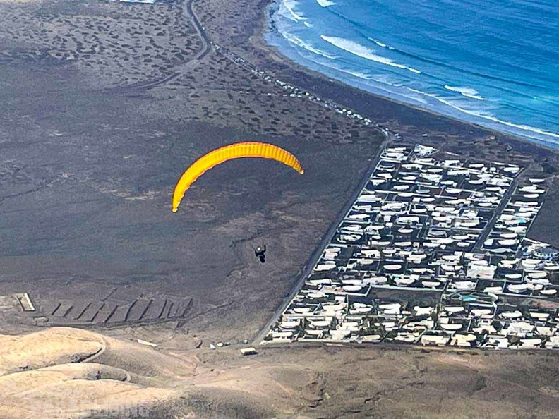 fla8.23-lanzarote-paragliding-landscape-114
