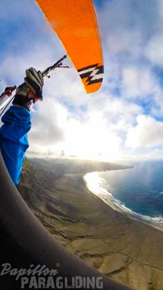 fla8.23-lanzarote-paragliding-portrait-103