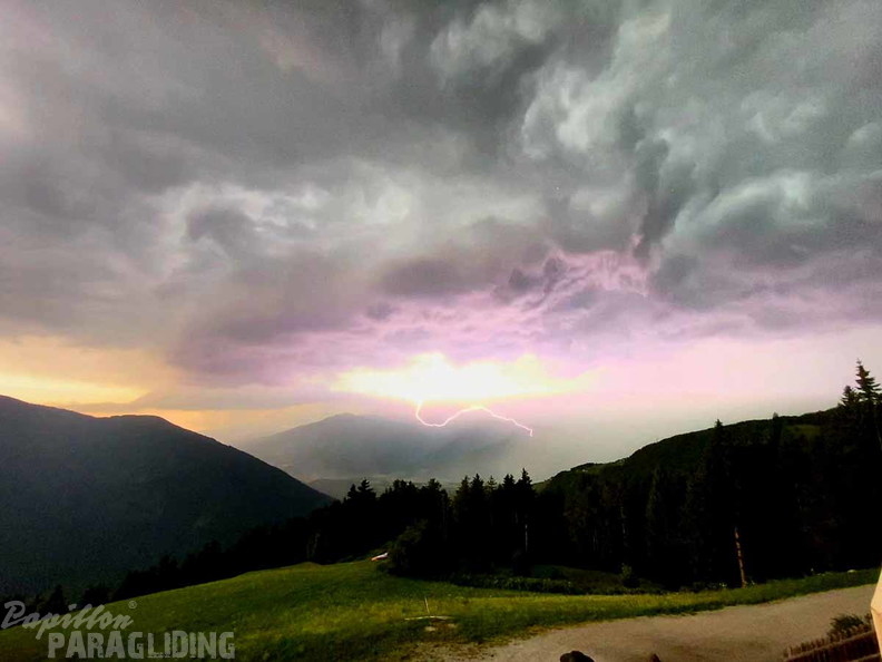 dh29.23-luesen-paragliding-sommer-100